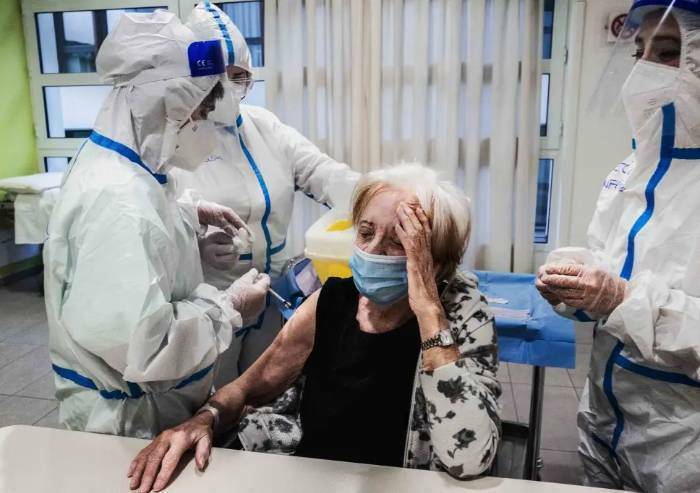 Covid, i casi aumentano ancora: in Emilia Romagna 44% tamponi positivo