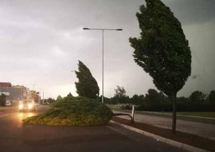 Nubifragio: alberi divelti, edifici scoperchiati e campi incendiati