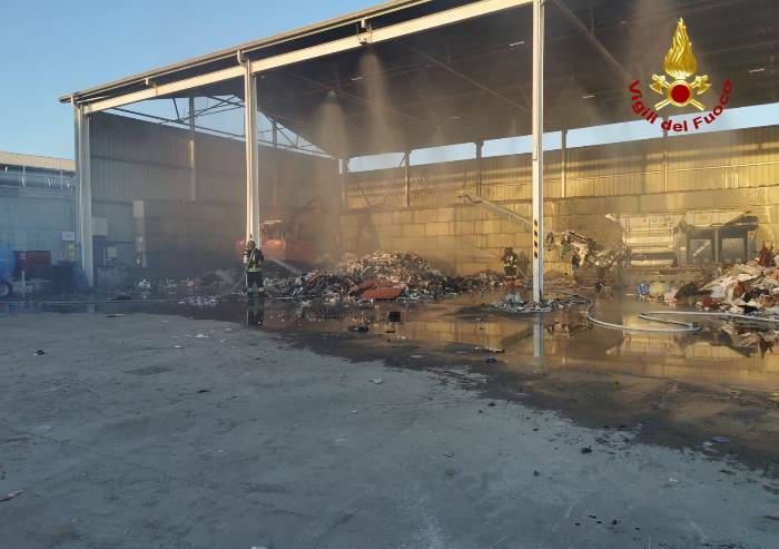 Incendio all'area trattamento rifiuti di Modena