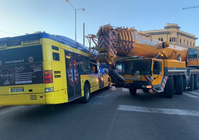 Autobus contro autogru in pieno centro a Modena: feriti 2 passeggeri