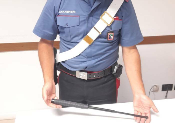 In auto con cocaina, bilancino, e asta di ferro: denunciato