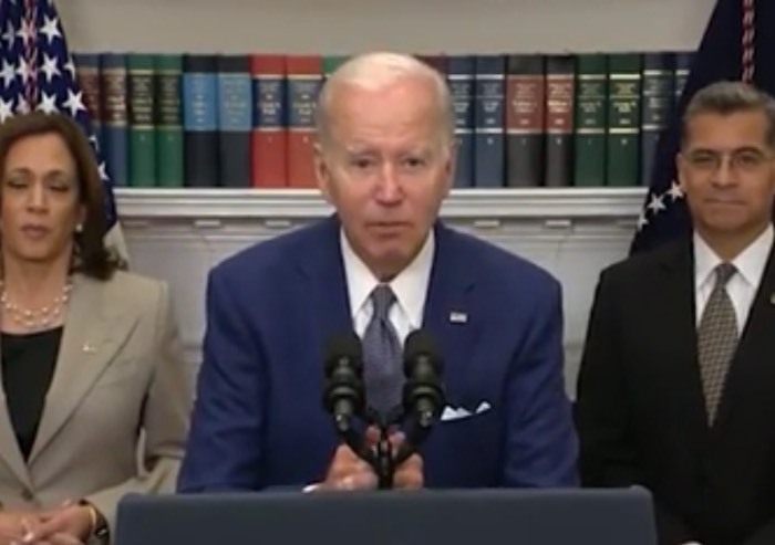 Biden preoccupa gli Usa: legge dal gobbo 'fine citazione ripeti frase'