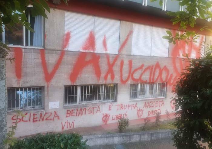 Sfregiata nella notte la sede Ausl di Modena: ViVi torna in azione