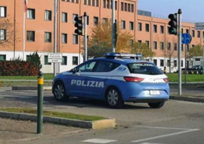 Ubriaco prende a bastonate auto in sosta e aggredisce poliziotti, denunciato