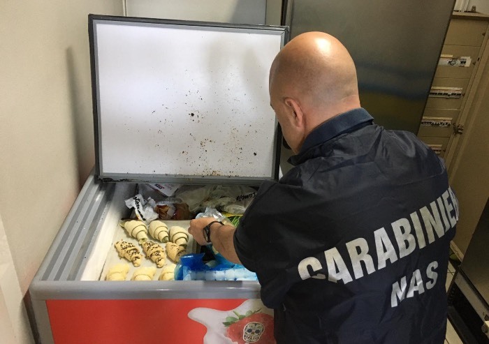 Controlli dei Nas nei punti ristoro stradali: sequestrati 130 chili di alimenti