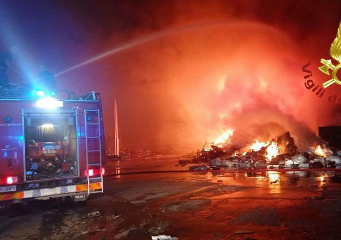 Area discarica di via Caruso, ancora un incendio nella notte