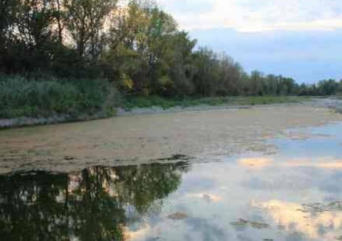 Pianta la tenda nell'alveo del Panaro poi si perde nel buio