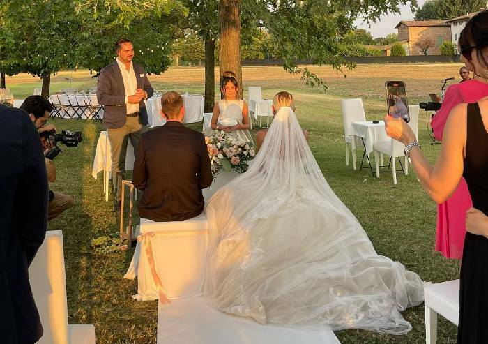 Festa di matrimonio a due anni dal Sì, promessa rinnovata in abito bianco per il consigliere De Maio