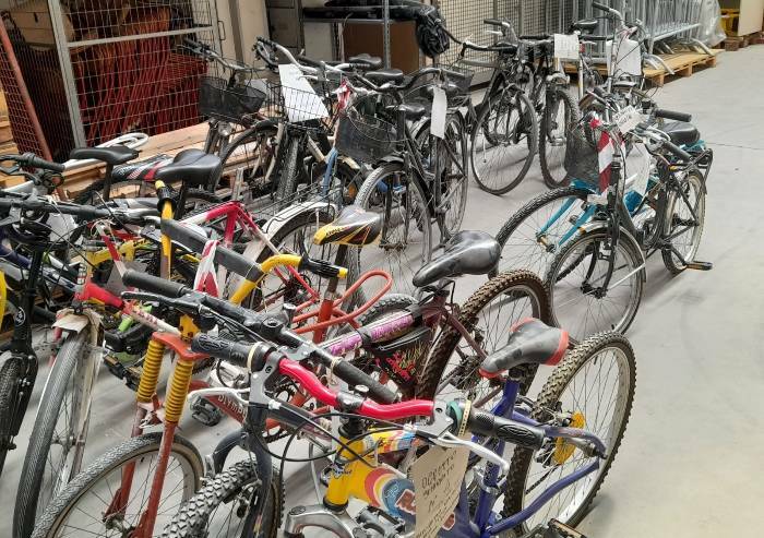 Mirandola, Comune dona 35 bici senza proprietario alla Coop La Zerla