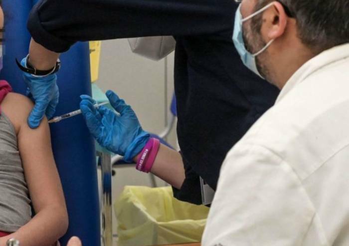 Vaccini Covid conservati male inoculati a 33 bimbi: il caso in Regione Emilia Romagna