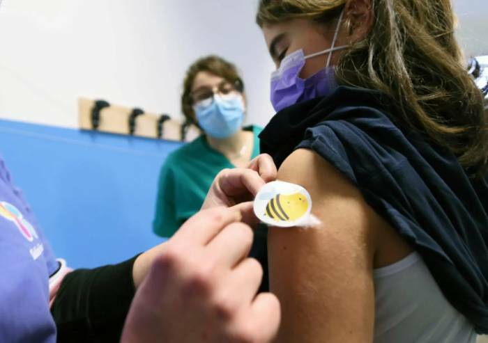 Vaccini mal conservati a 33 bimbi: le regole del bugiardino Pfizer violate