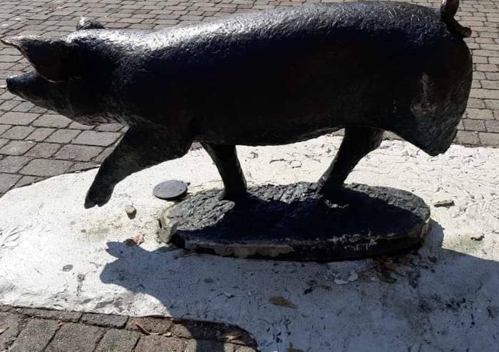 Castelnuovo: travolge e spezza una gamba alla statua del maiale