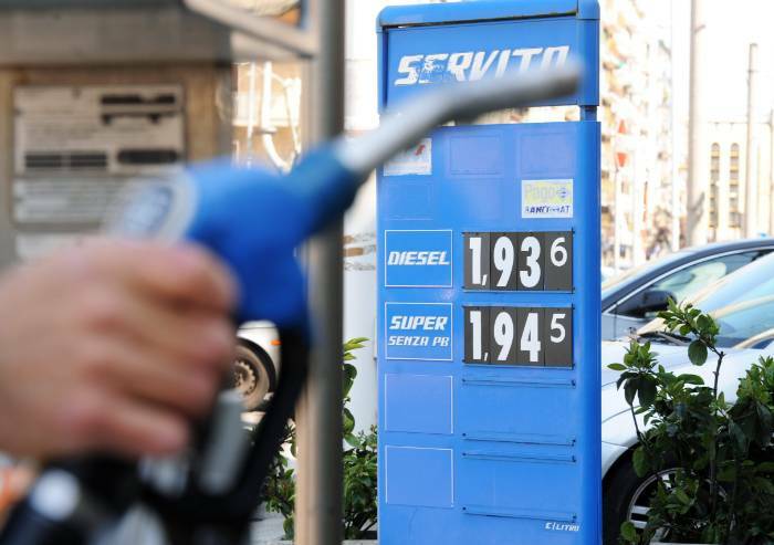 'Cala il prezzo del petrolio, ma alla pompa il costo scende col contagocce'