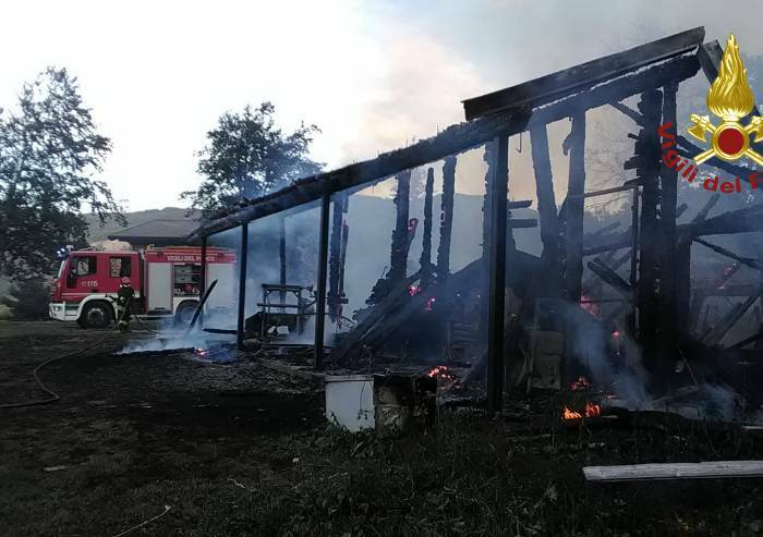 Fanano: incendio distrugge capanno, i Vigili del Fuoco limitano i danni