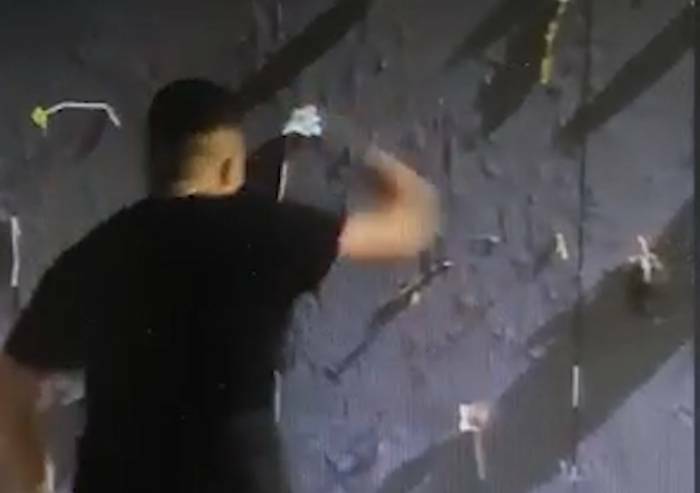 Mirandola, vandalizza opera a memoria del sisma e si filma sui social