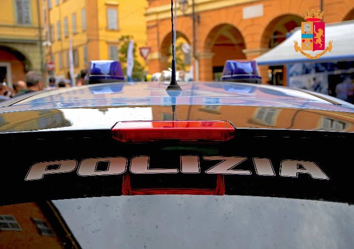 Modena, roba due cellulari e provoca una rissa: arrestato clandestino