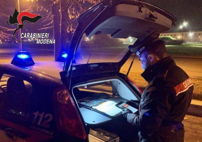 Minaccia con catena passanti al Novi Sad poi aggredisce i Carabinieri: denunciato e libero