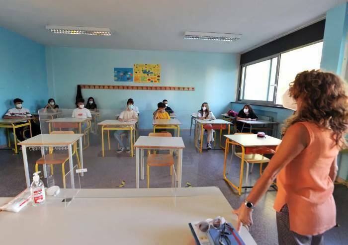 Scuola, da settembre tornano in classe i professori non vaccinati