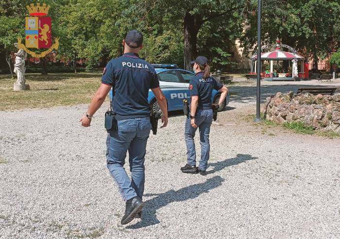 Modena, usano giostra per bimbi come giaciglio: denunciati 2 stranieri