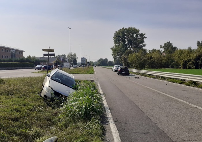 Schianto a San Damaso tra tre auto: via Vignolese chiusa stamattina