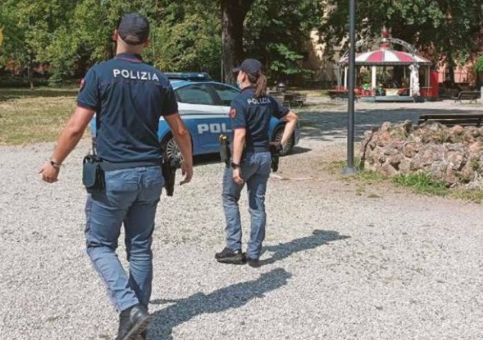 Aggrediscono tre ragazzi per rubare biciclette: un arresto