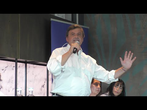 Calenda show a Modena, contestato sul nucleare 'che non inquina', attacca: 'Siete fascisti'