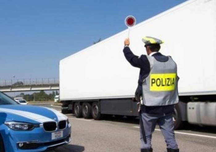 Aveva alterato il cronotachigrafo: patente sospesa e denuncia penale