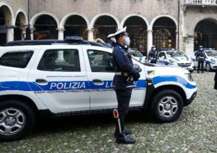 Trova un portafoglio con 700 euro e lo consegna alla polizia locale