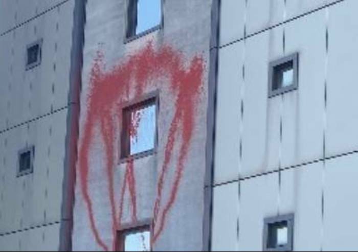 Ancora scritte contro il vaccino covid su edifici pubblici: imbrattato il centro servizi di Baggiovara