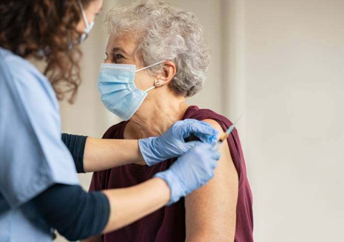 Più di 107.000 i modenesi con la quarta dose ma i positivi non calano