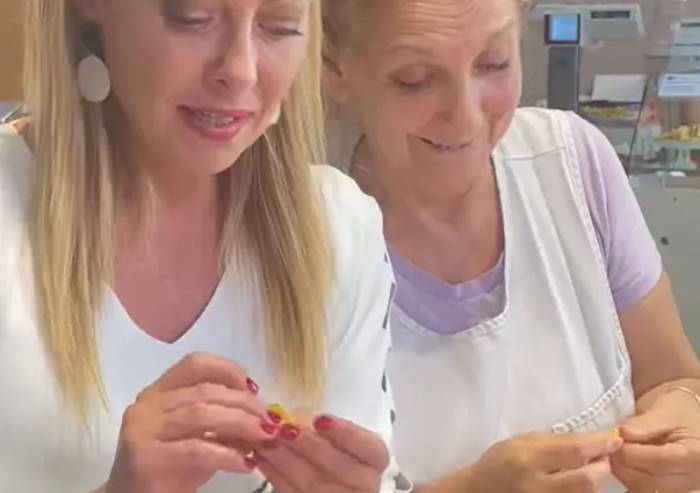 La Meloni a Bologna va a ‘lezione di tortellini’ dalle sfogline