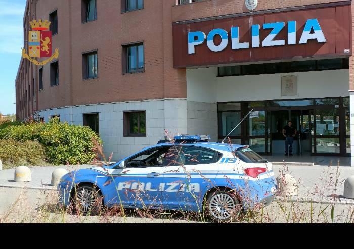 Tenta di rubare la borsa ad una donna: arrestato straniero irregolare