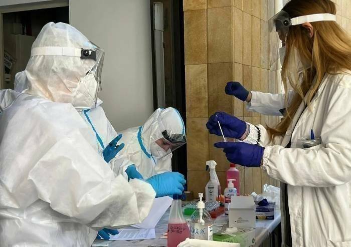 Covid Emilia Romagna, un tampone su due è positivo