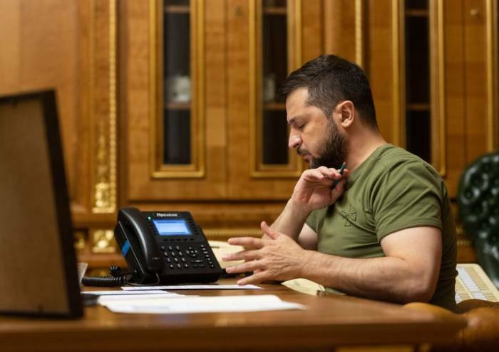 Zelensky insiste col muro contro muro: 'Non può esserci dialogo con Putin'