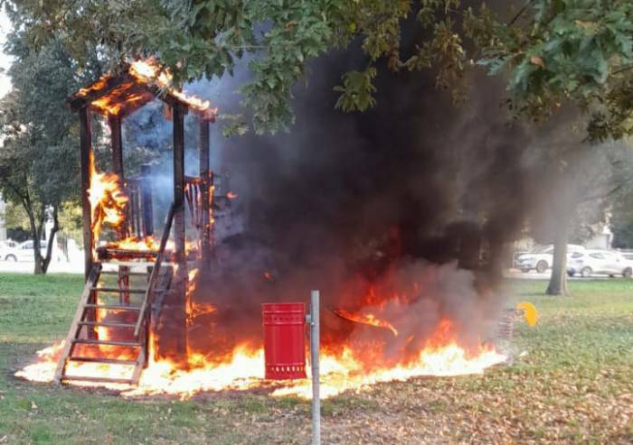 Carpi, vandali danno fuoco alla casetta dei bambini al parco
