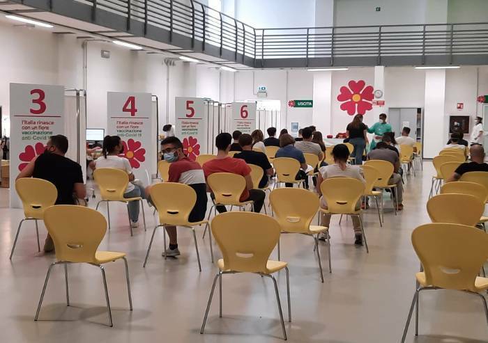 'Dati su protezione ed effetti vaccino aggiornato non disponibili, durata non nota e aumento miocarditi e pericarditi'