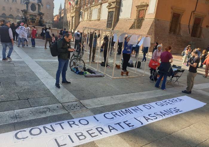 Bologna, una mobilitazione e una cella in piazza per Assange