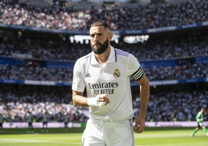 A Benzema il Pallone d'oro: glielo consegna sua maestà Zidane