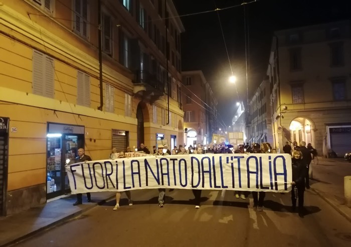 Modena, fiaccolata per la Pace e no alla Nato. Parroco cita Wojtyla
