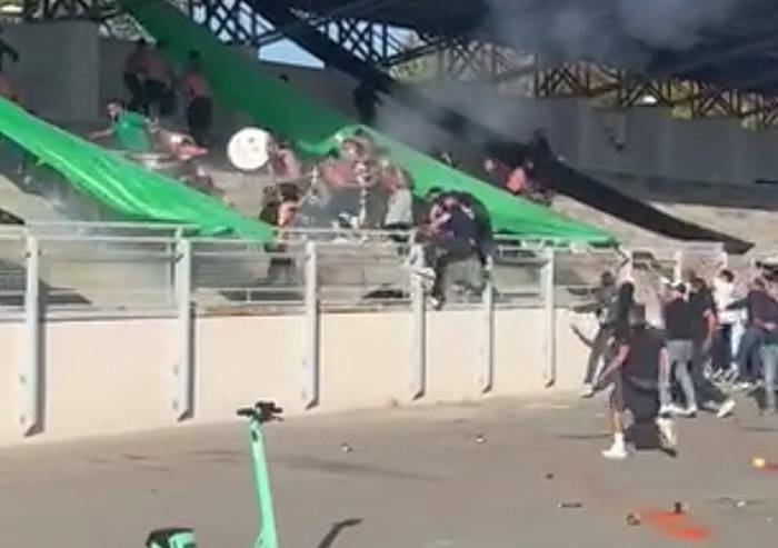 Al Novi Sad scontri surreali tra tifosi del Modena e del Casablanca
