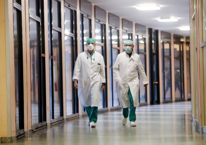 Il rientro difficile dei 480 operatori sanitari sospesi in regione