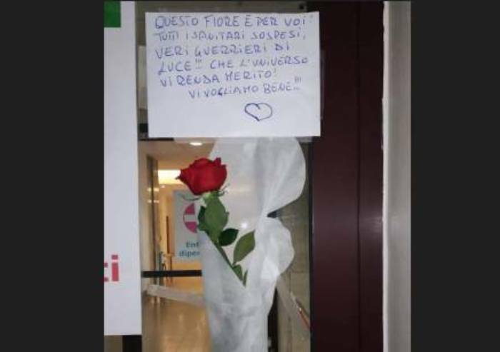Policlinico Modena, una rosa rossa per riaccogliere i medici sospesi