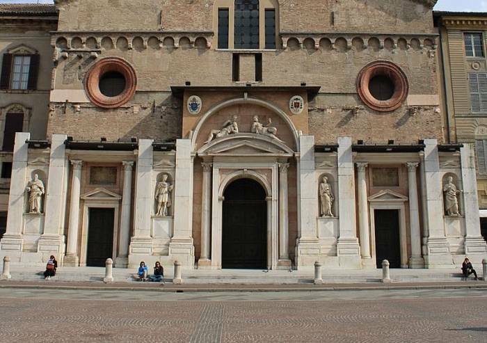 Duomo di Reggio Emilia vandalizzato con svastica e stella di David
