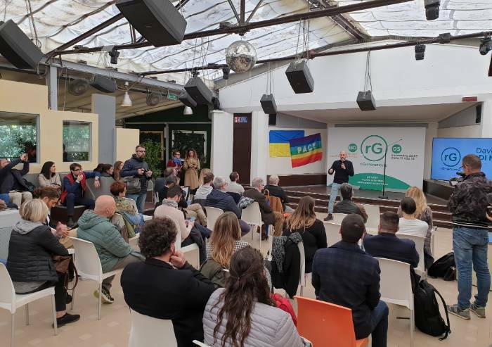 Il travaglio del PD: autoconvocati a Bologna chiedono congresso subito e incoronano Bonaccini