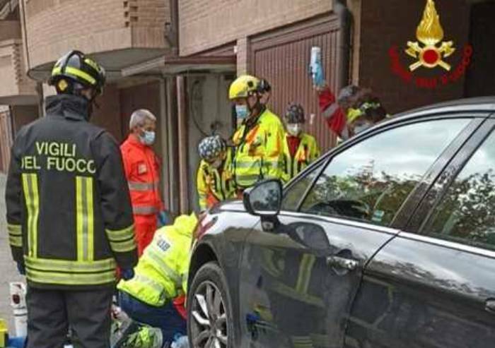 Reggio Emilia, 59enne muore schiacciato dalla sua auto in garage