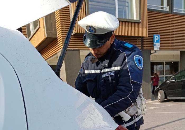 Modena, guida con patente sospesa per prendere figlio a scuola