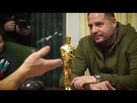 Ucraina, Zelensky riceve l'Oscar da Sean Penn