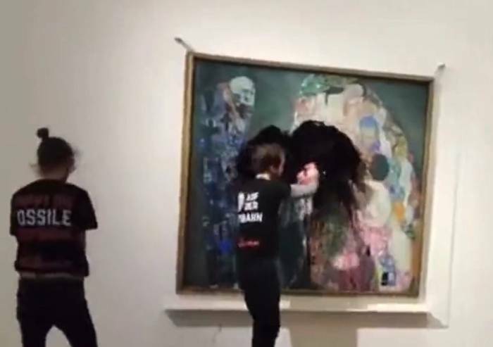 Gli attivisti del clima imbrattano quadro di Klimt a Vienna