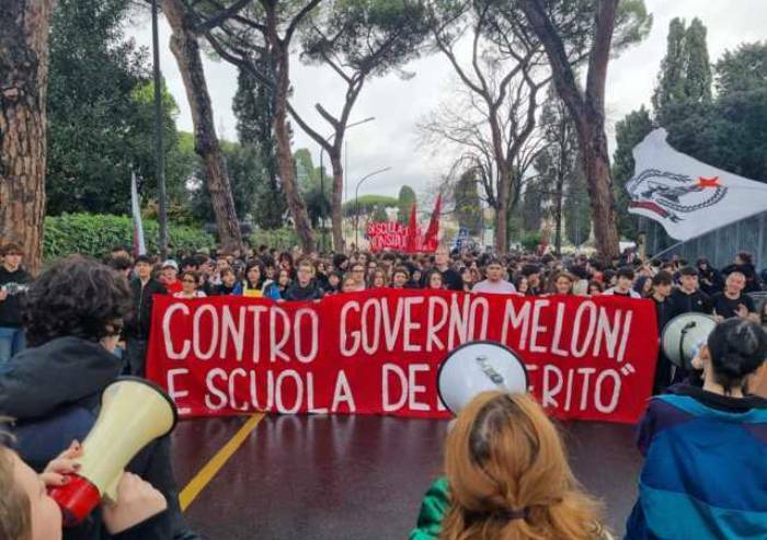 'Soldi alla scuola e non alla guerra': studenti in piazza contro il Governo