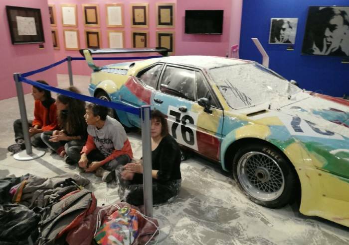 Nuovo blitz ambientalista: otto chili di farina su opera di Warhol